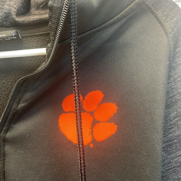 Clemson Tigers
Colosseum Gray and Black Men's Jacket
Hoodie‎ - Picture 3 of 10